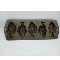 LODGE Cast Iron Crappie/Bluegill Fish Cornbread Pan