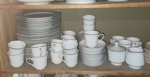 Large Set Of Crown Victoria Lovelace, Set Of 70 Pieces 