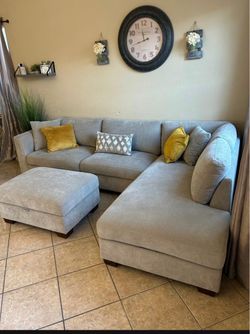 DELIVERY AVAILABLE 🚛! Beautiful Beige sectional couch with storage ottoman from COSTCO