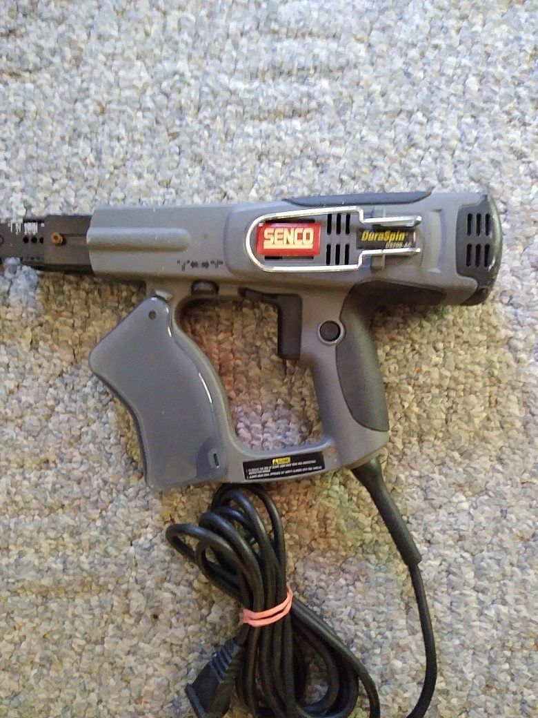 SENCO AUTO FEED SCREW GUN. LIKE. NEW CONDITION 125