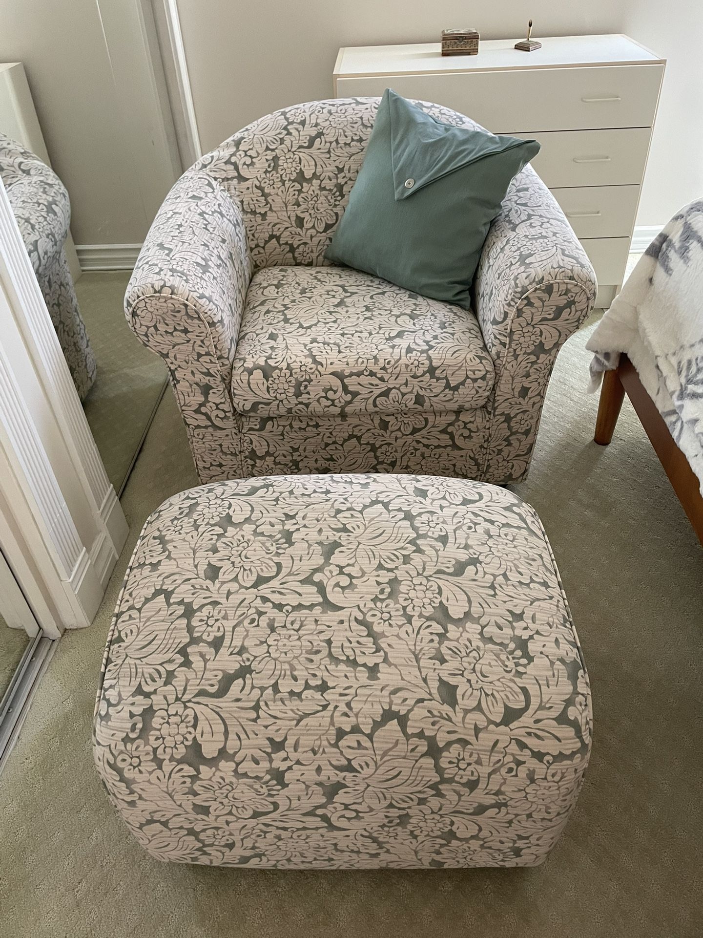 Accent Chair with Ottoman – Comfortable & Stylish