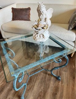 Coffee table/Accent table glass & metal