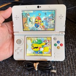 New Nintendo 3DS White USA with Stylus Pen & Charging Cord