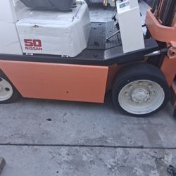 8000 Lb Lift   Forclift Very  Good Condition 