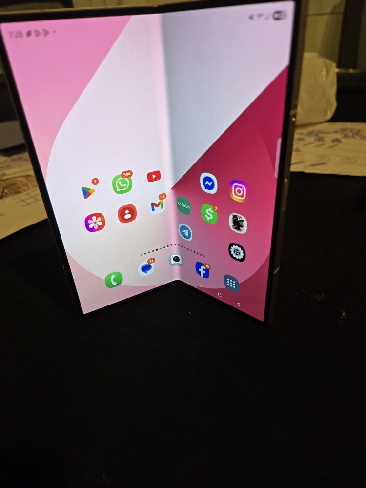 BRAND NEW Z FOLD 6 NOT A SCRATCH NEVER USED WORKS WITH ANY SERVICE 