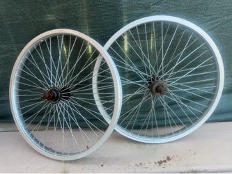 Pair of 20 inches Rims both for 30 dls or 15 each