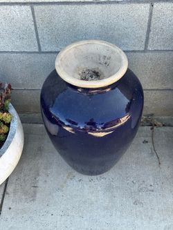 Porcelain pot