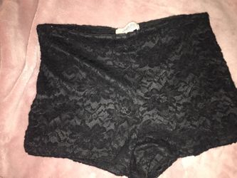 LACE SHORTS