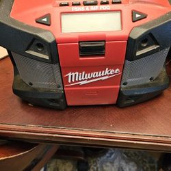  Milwaukee  M12 RADIO  Model 2590