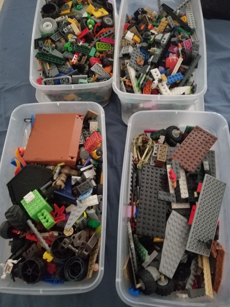 4 Storage bins full of Legos