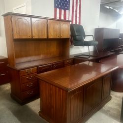 DESK EXECUTIVE DESK TRADITIONAL AND CREDENZA WITH HUTCH 