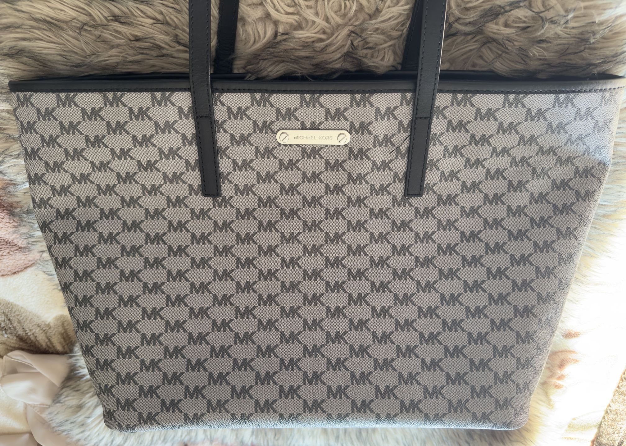 Authentic Michael Kors Emry Logo Signature Please see all pictures (cash & pick up only)