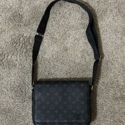 LV MESSENGER BAG