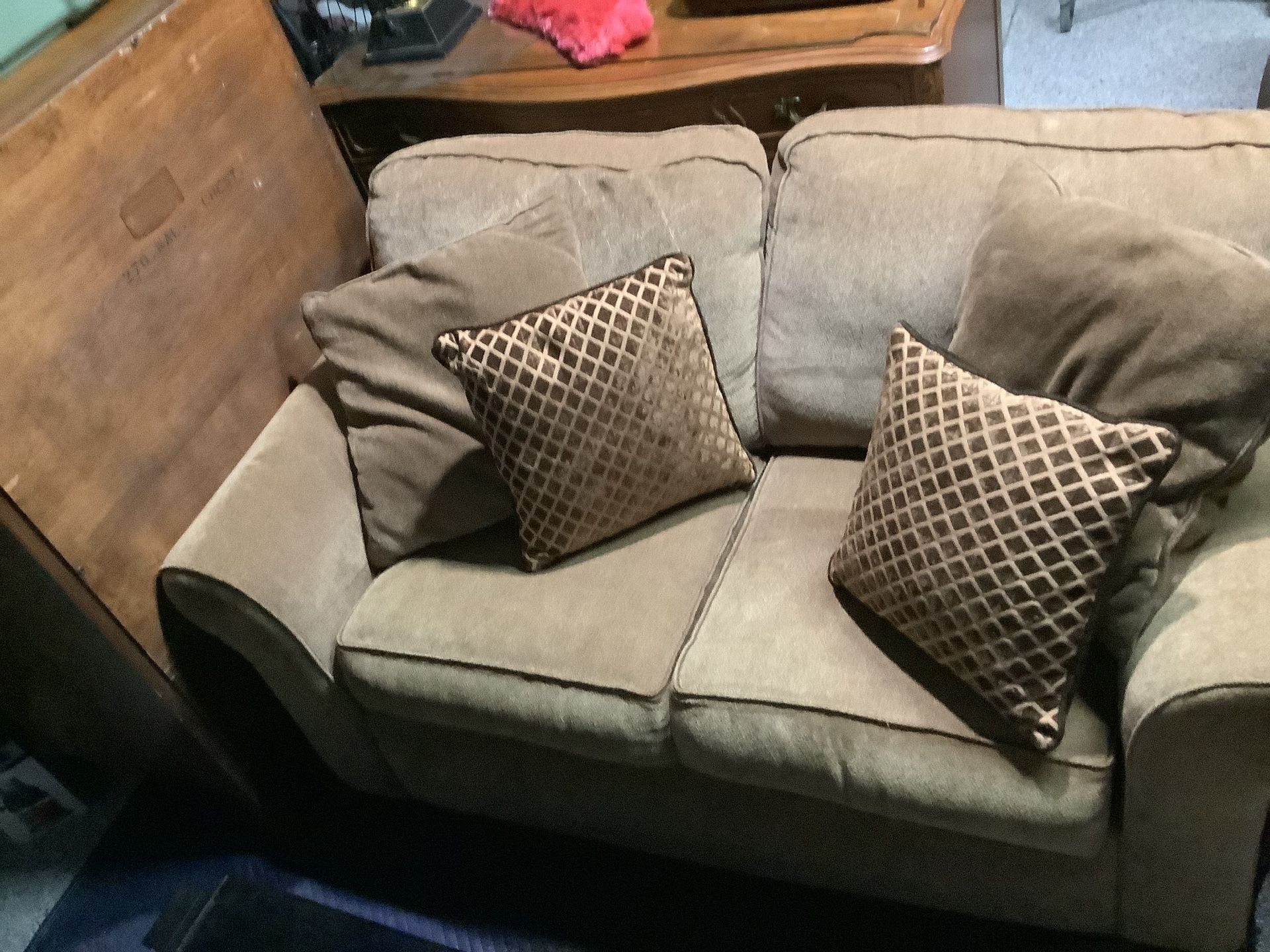 Love seat thick cushioned with fat arm rests no rips or stains, recently cleaned comes with pillows Approximately 64” wide 34” tall from back of couc