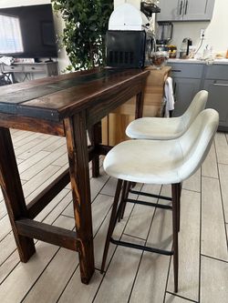 Table with 2 chairs