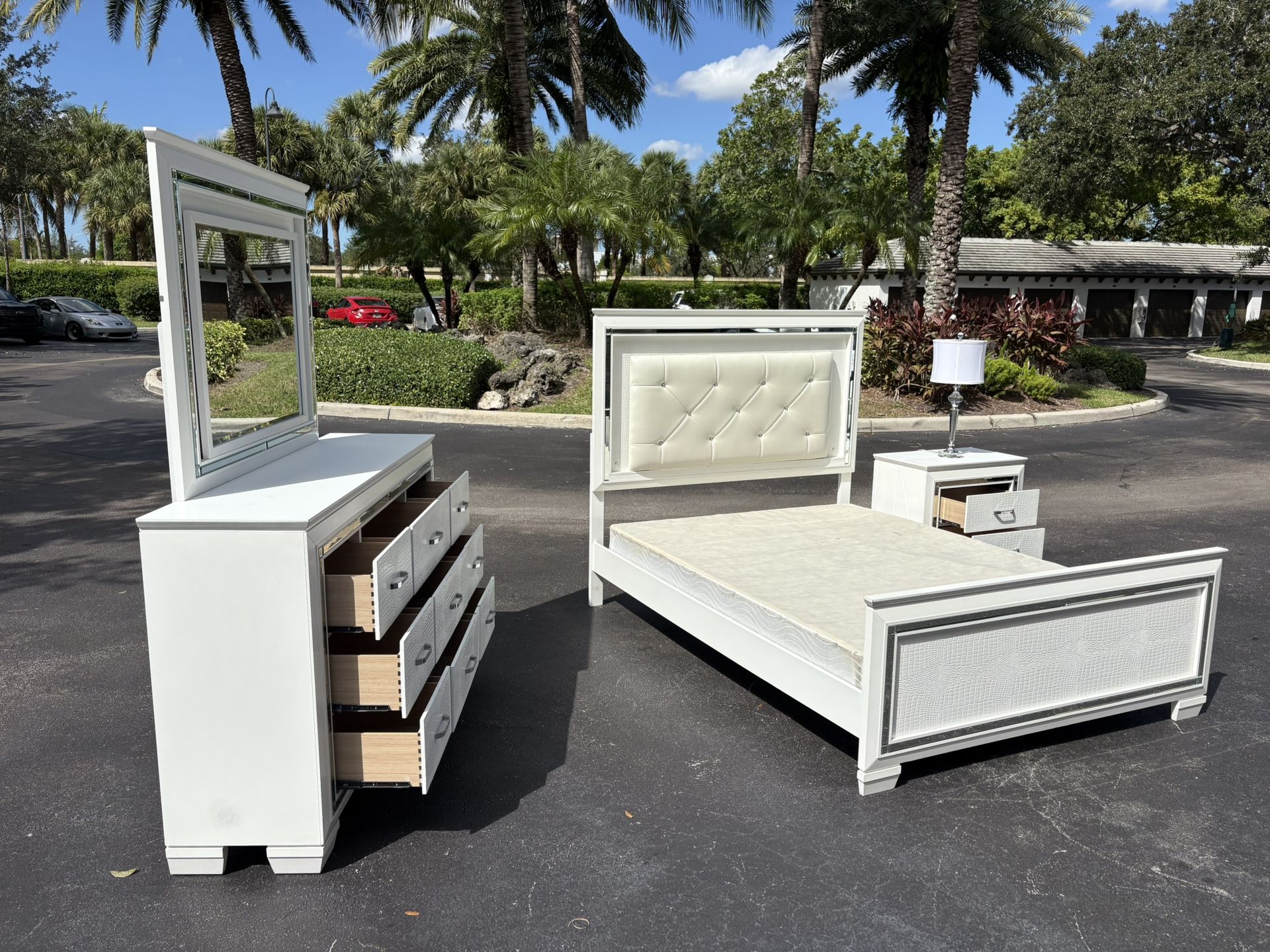 Beautiful Bedroom Set Queen Size Solid Wood White Color In Excellent Condition by Malaysia Furniture