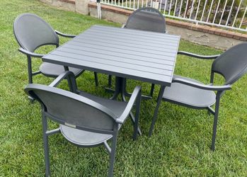 Like New Crate and Barrel Lanai Charcoal Square Outdoor Dining Patio Table with 4 Stacking Chair Set