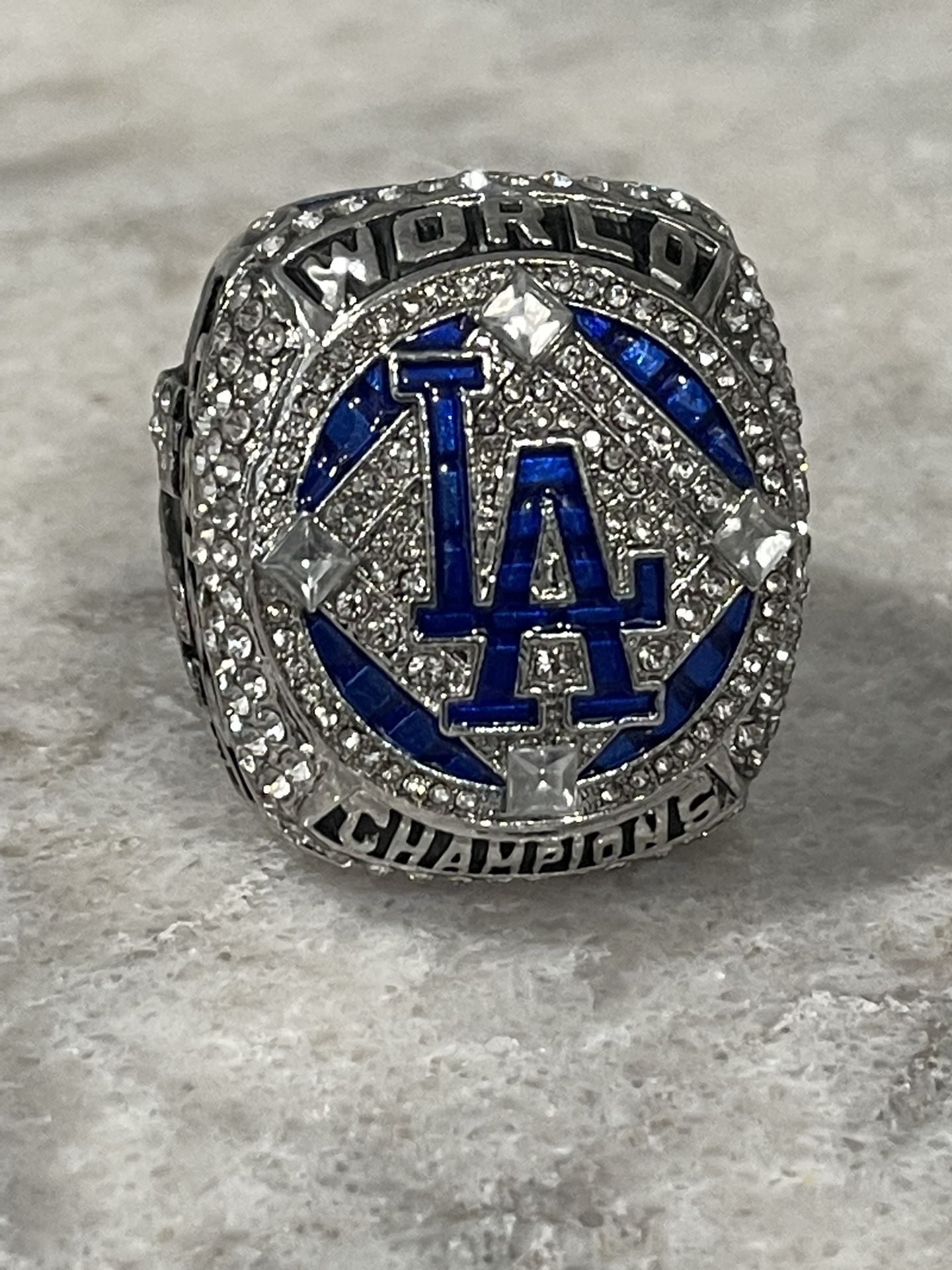 Dodgers' fan replica World Series rings on sale for up to $6,000 - Los  Angeles Times