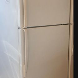 WHIRLPOOL REFRIGERATOR WORKING PERFECT 