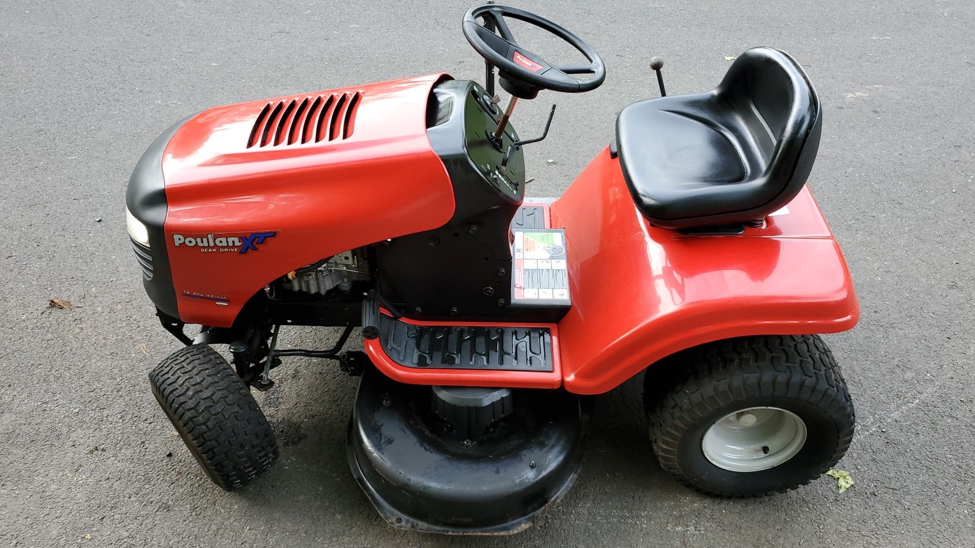 Poulan PXT16542 42" Riding Lawn Mower LIKE NEW for Sale in Trenton, NJ