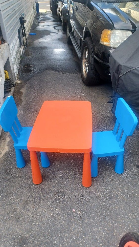 table with two chairs for children Ikea