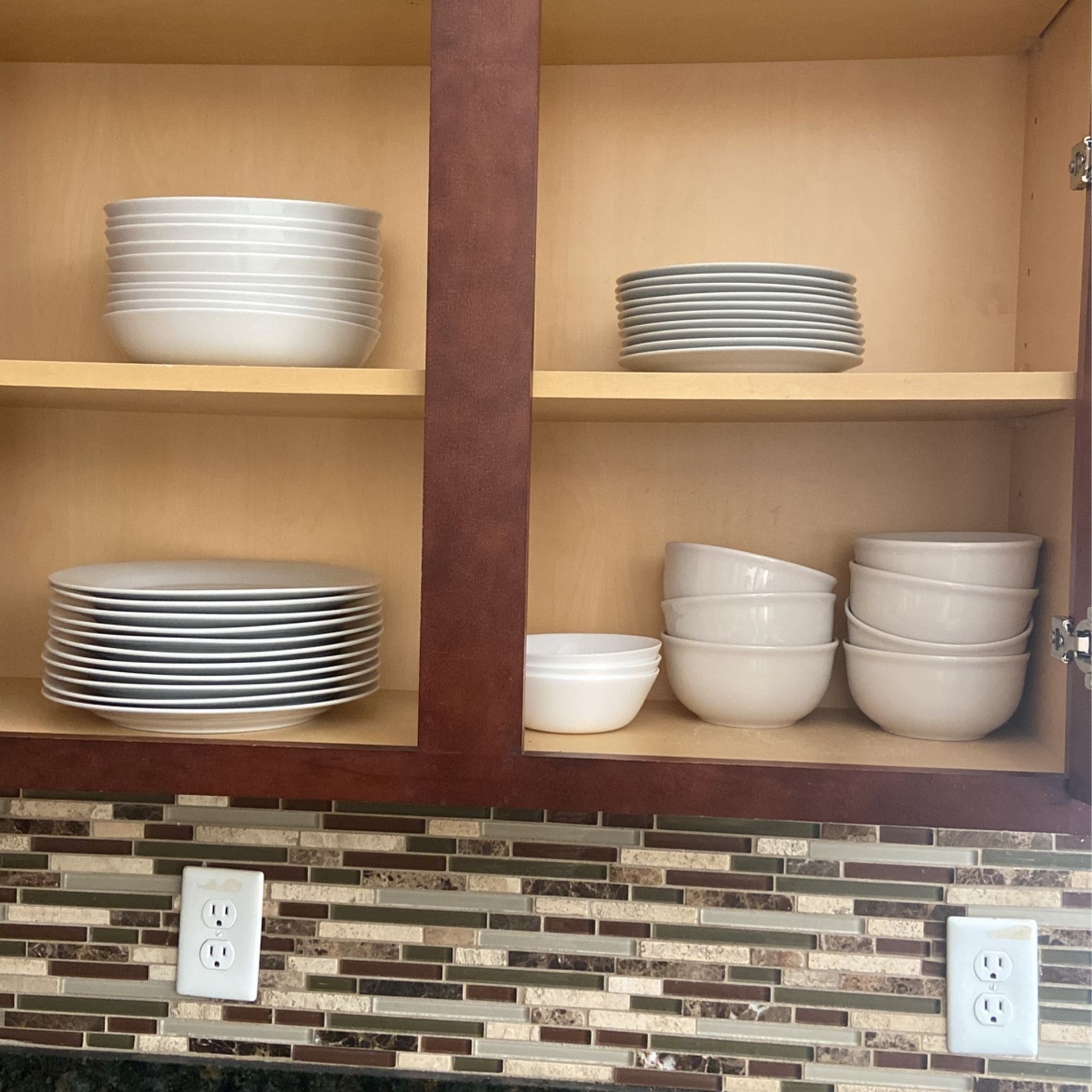 White Plate Set  And Glasses 