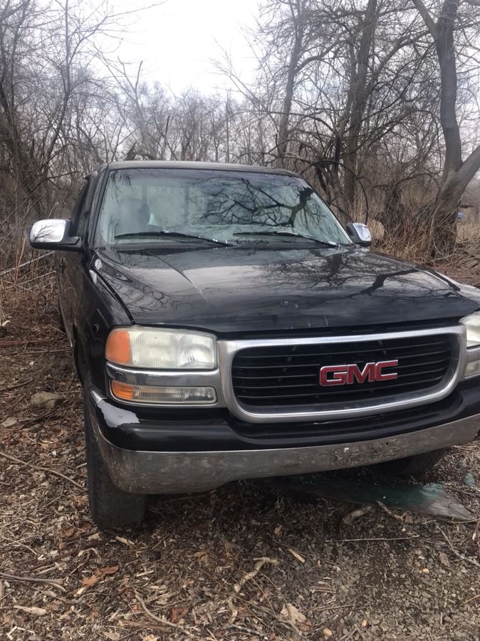 Parts off of 1999 GMC pickup sle sierra