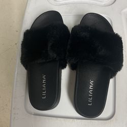 Woman’s Size 8 Fur Shoe Flops 