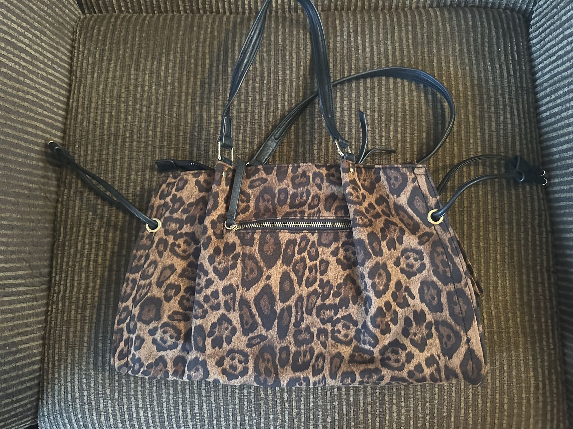π Jessica Simpson (2 item set) Bag and Purse. This was used only a few times. Looks brand new with no damage or stains!
