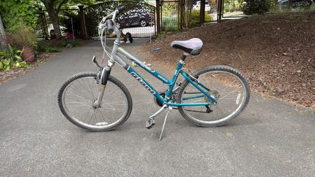 Woman’s gravel bicycle