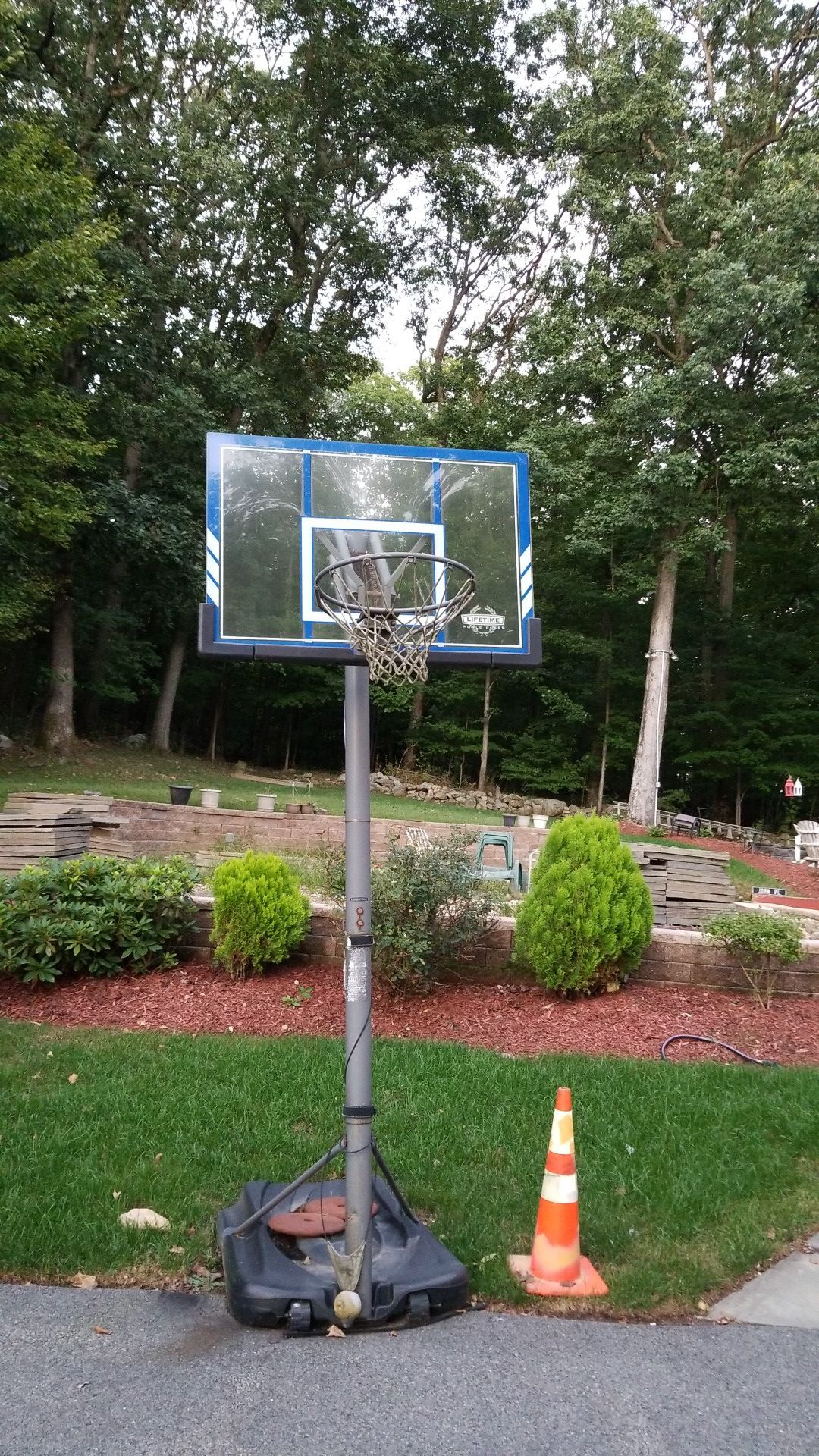Freestanding basketball hoop