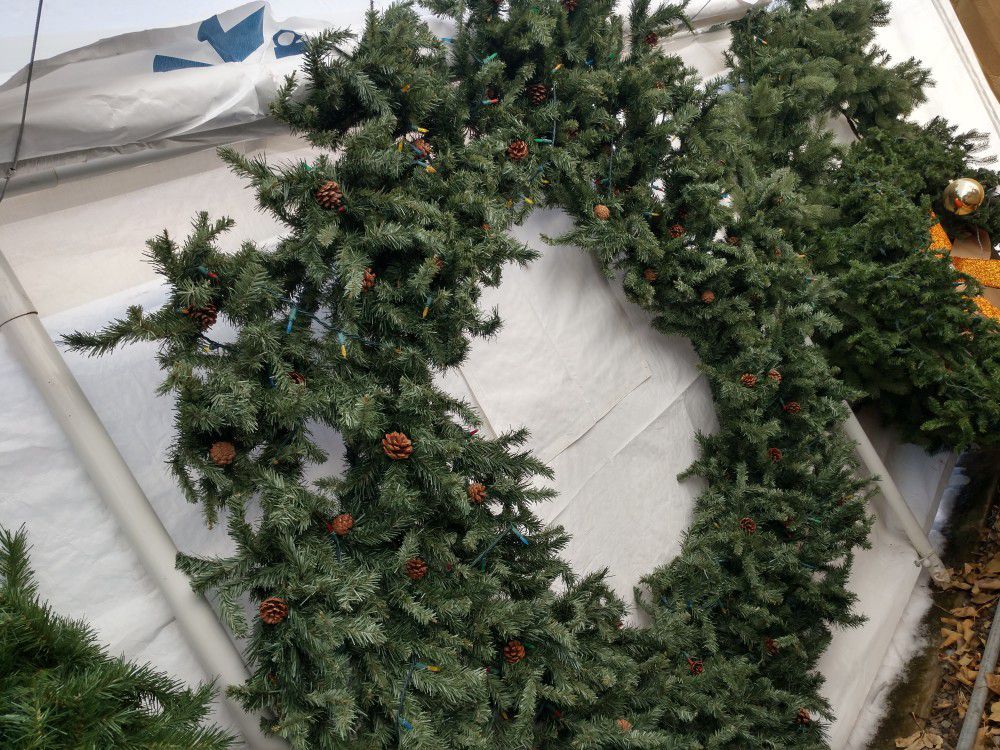 Artificial pre-lit Christmas Wreath decorations