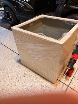 Brand New West Elm CONTRACT GRADE Cityscape Indoor/Outdoor Planters w/ Liners paid 90 $+ tax