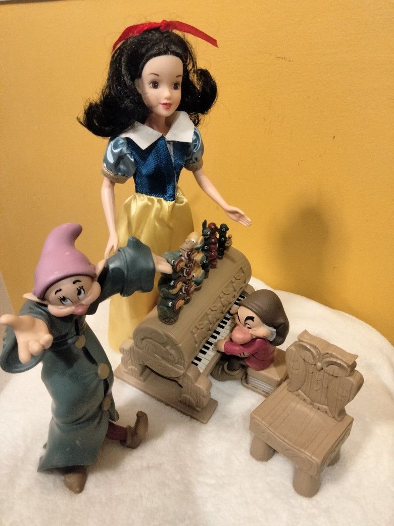Disney Princess Snow White,And Dawarfs Figurines