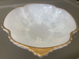 Vintage Anchor Hocking Milk Glass Grape & Leaf Fruit Bowl w/ Gold Trim.