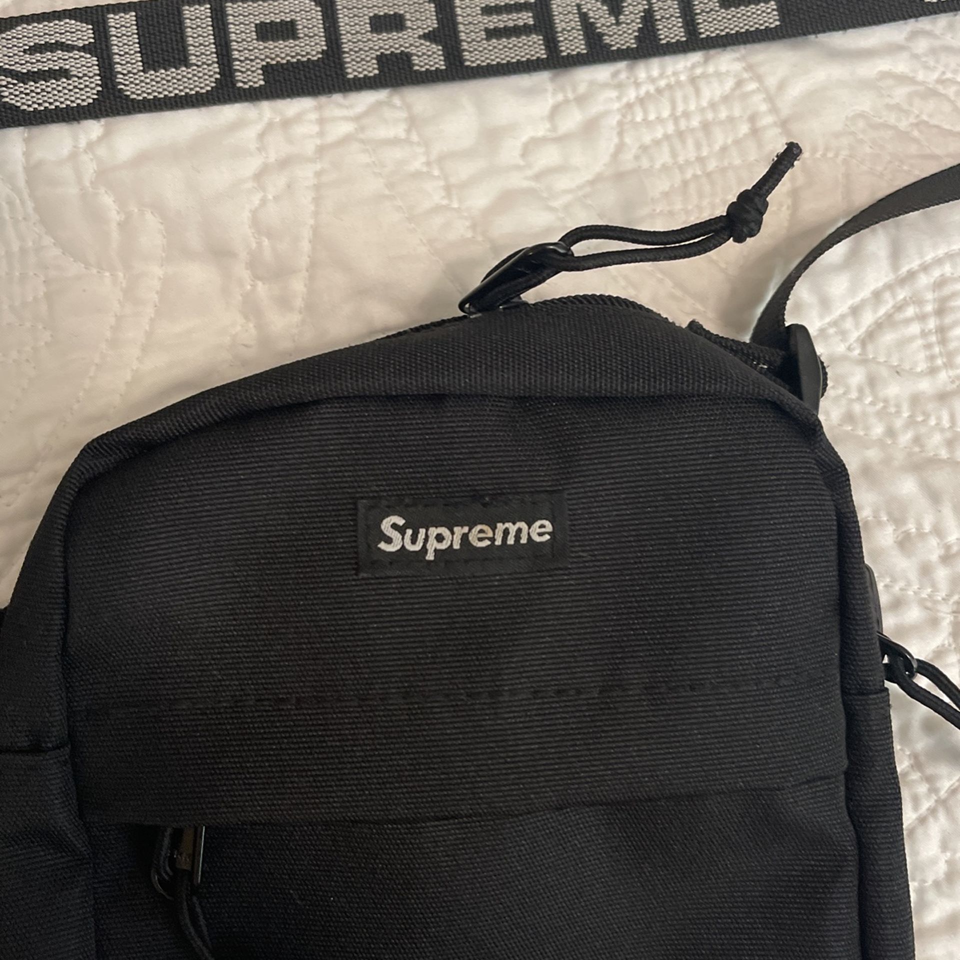 Supreme shoulder bag (SS18) $150.00 🧟‍♂️🧟‍♂️