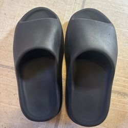 Yeezys Men’s Size 7 For Sale 