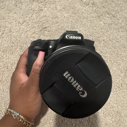 Canon 70D DSLR lenses, Battery Charger, Mic And USB *