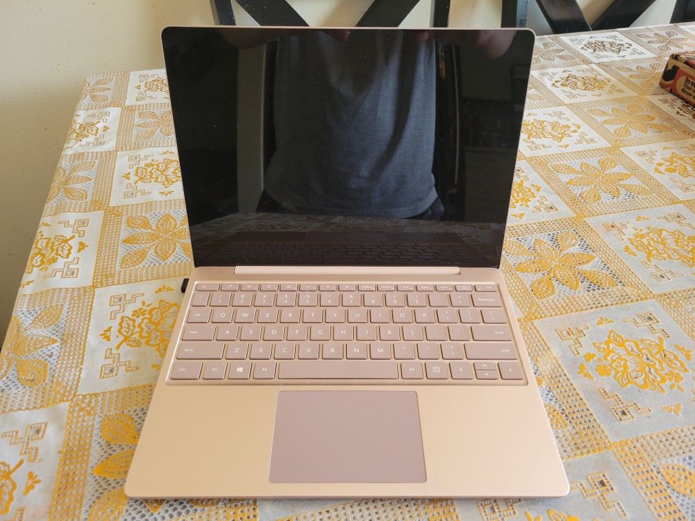 PC Chromebook, Color Pink, 12 Inches.