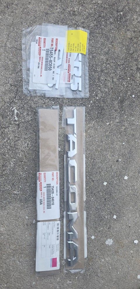 Toyota Tacoma emblems