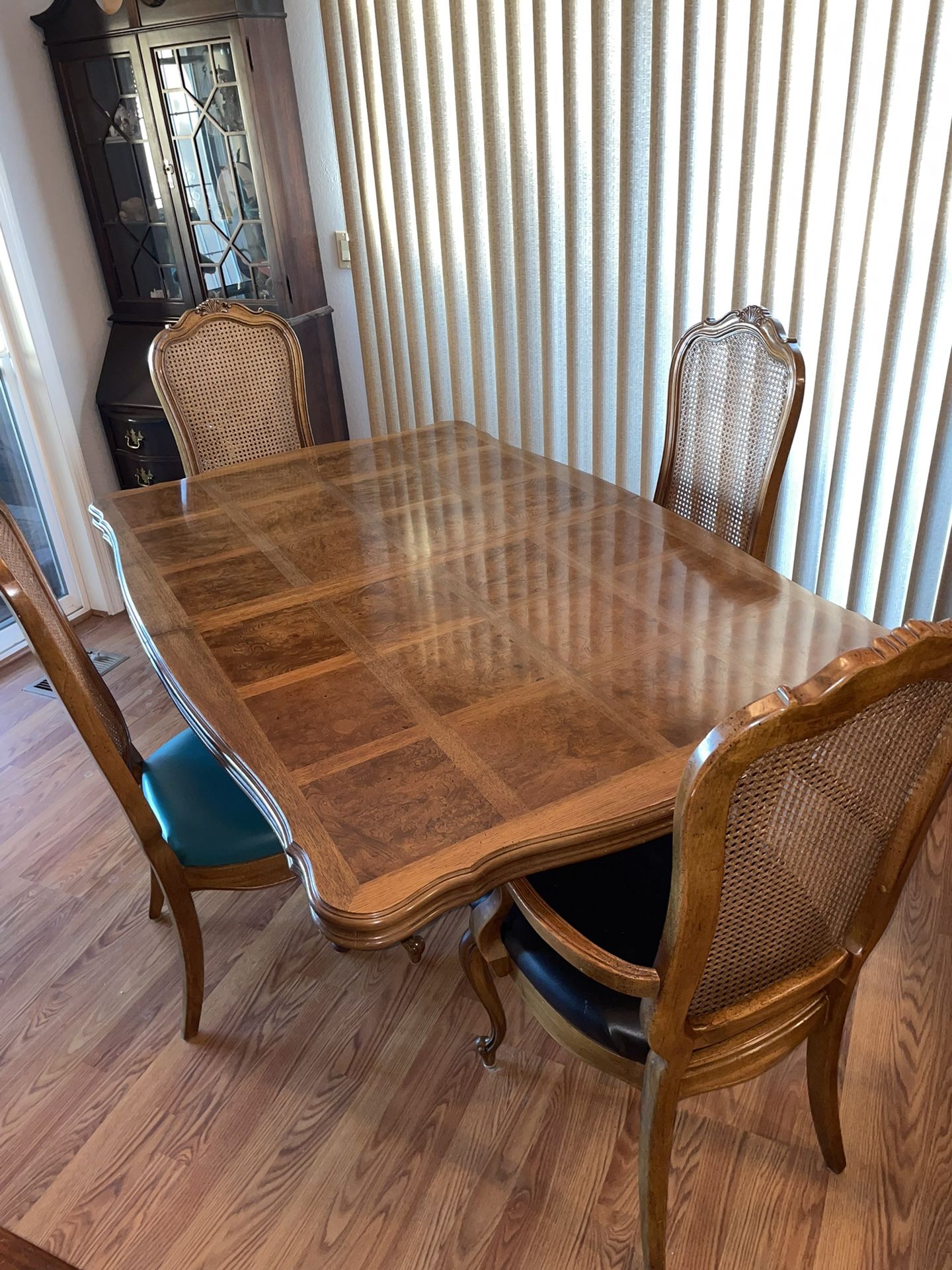 Vintage Thomasville Tableau Collection Burl Wood Dining Room Table with Four Matching Chairs & Leaf