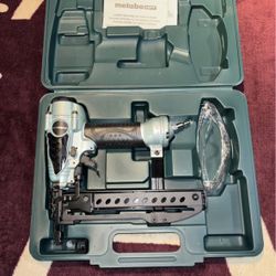 Metabo-HPT N3804AB3 L-Series Narrow Crown Stapler With Case