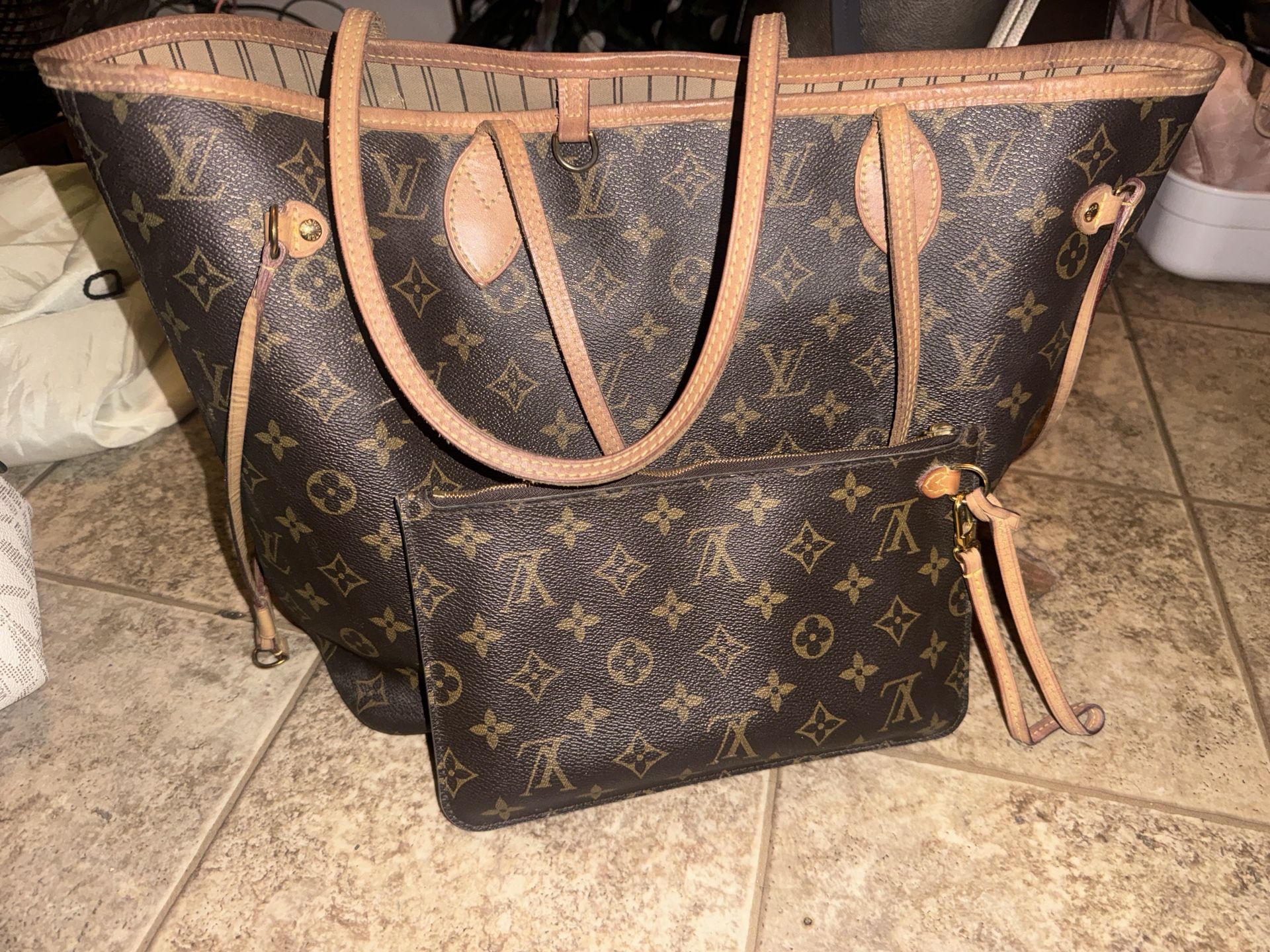 Louie Vuitton Neverfull MM Tote
