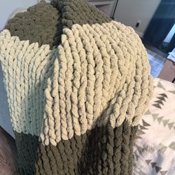 Handmade Chunky Knit Blanket - Cozy 62x48 Throw