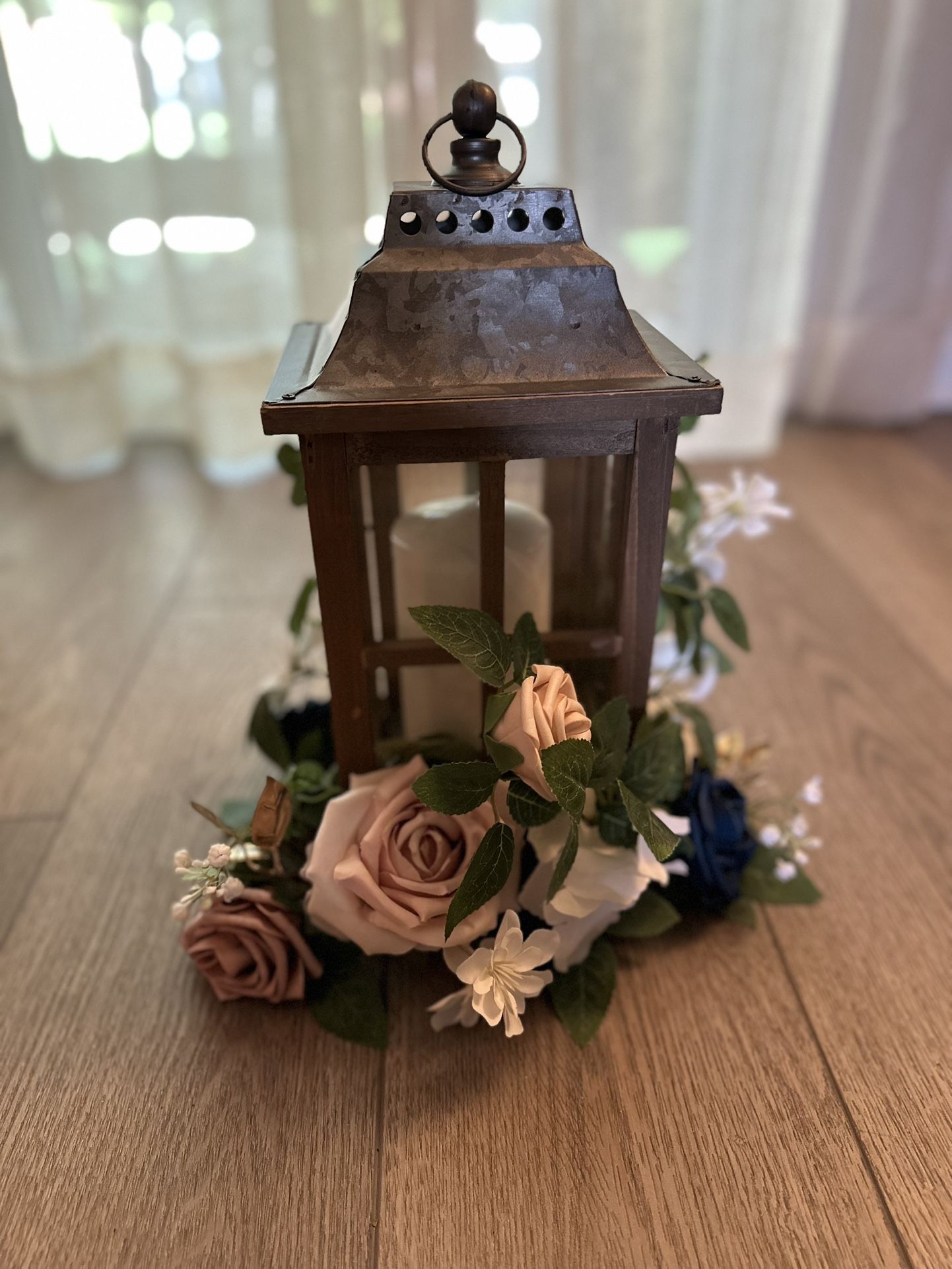 Hurricane lamp Wooden Wedding Centerpieces With Roses 