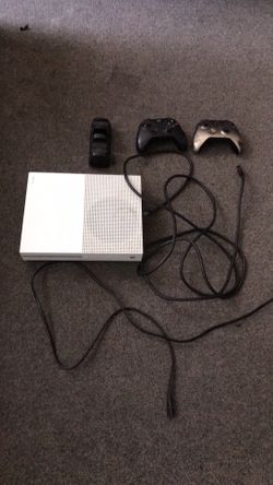 Xbox one S 1TB 2 controllers both hdmi and power cord