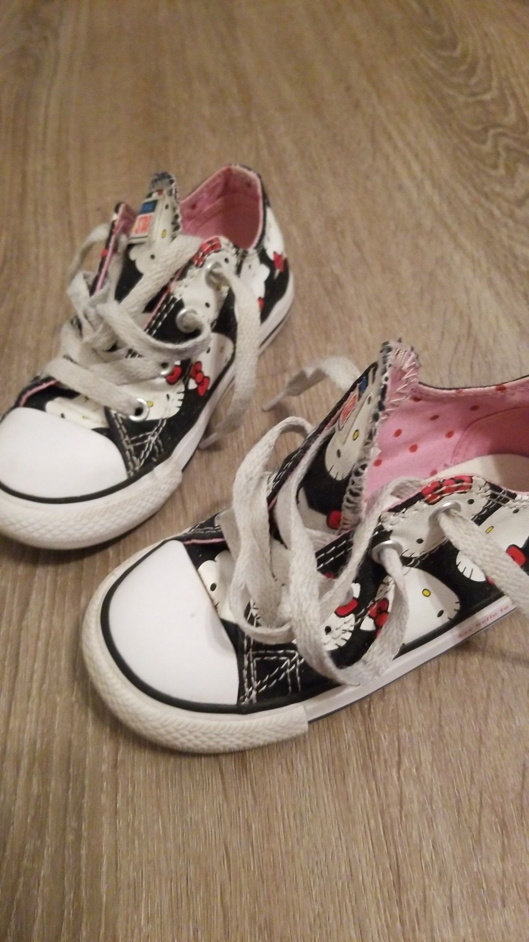 Toddler girl hello Kitty converse