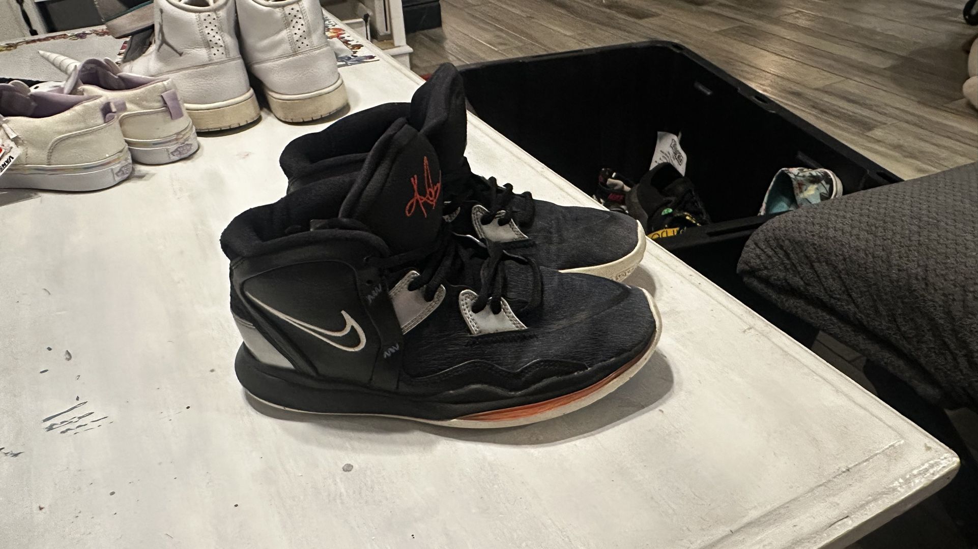 Boys Nike Size 5.5 Kyrie Fire And Ice 