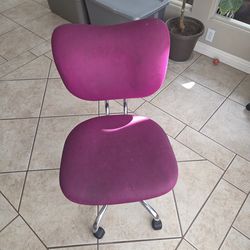 Comfortable desk chair. Needs to be cleaned. Will take offers.