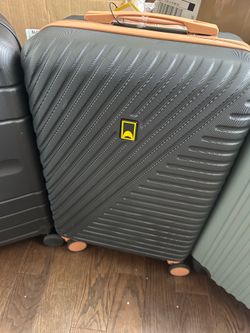 3 Luggage carry on for sale brand new size 20 each 40$